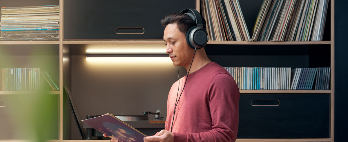 Mu&scaron;karac slu&scaron;a muziku pomoću slu&scaron;alica Philips X3