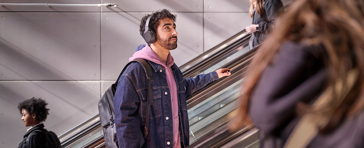 Mu&scaron;karac nosi Philips slu&scaron;alice sa funkcijom poni&scaron;tavanja buke