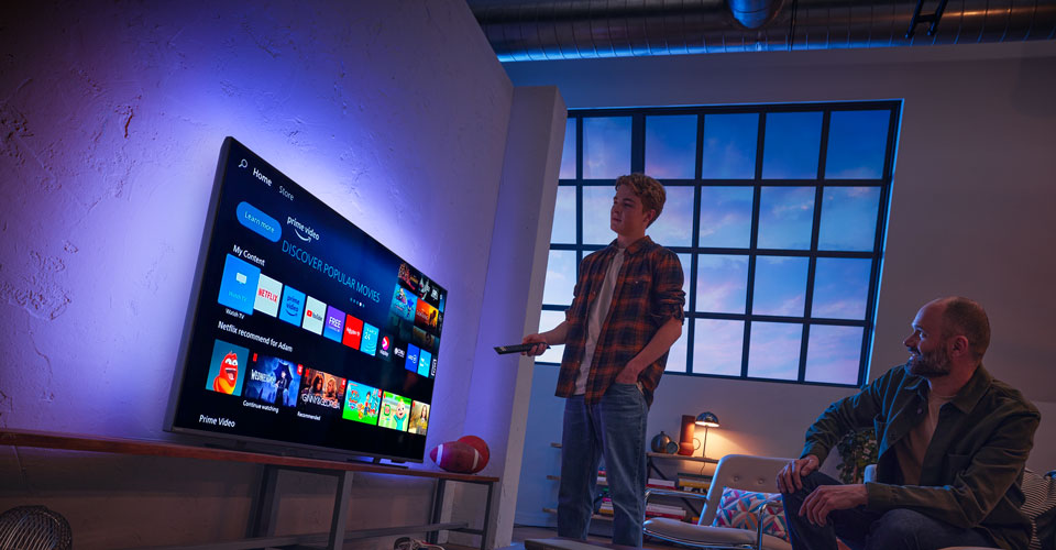 Dva mu&scaron;karca interaguju sa Titan OS-om