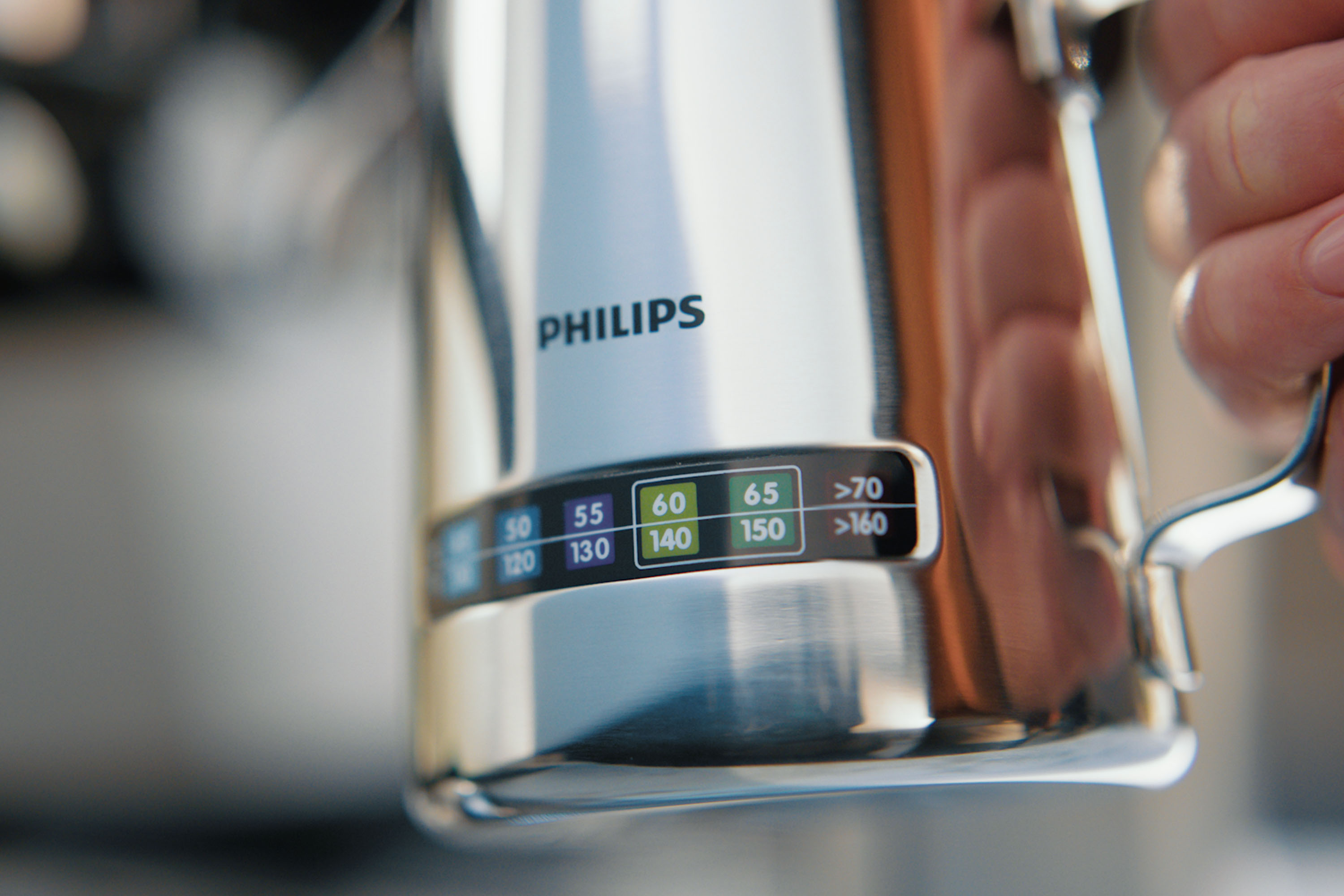 Pravljenje pene od mleka u posudi za mleko